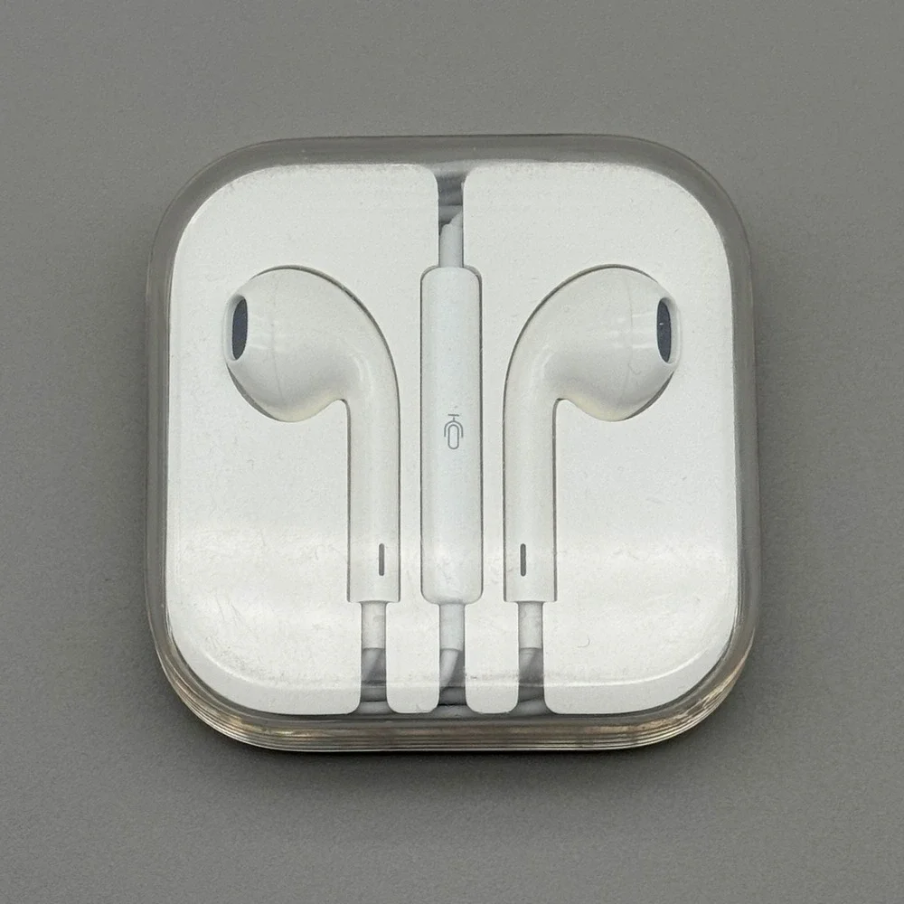 Apple EarPods 3.5mm Headphone Jack Wired Earbuds Genuine New In Case